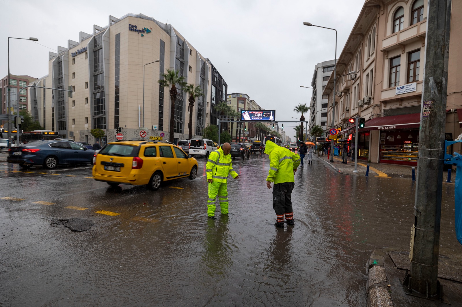 İZSU ve itfaiye ekipleri yağış nöbetinde