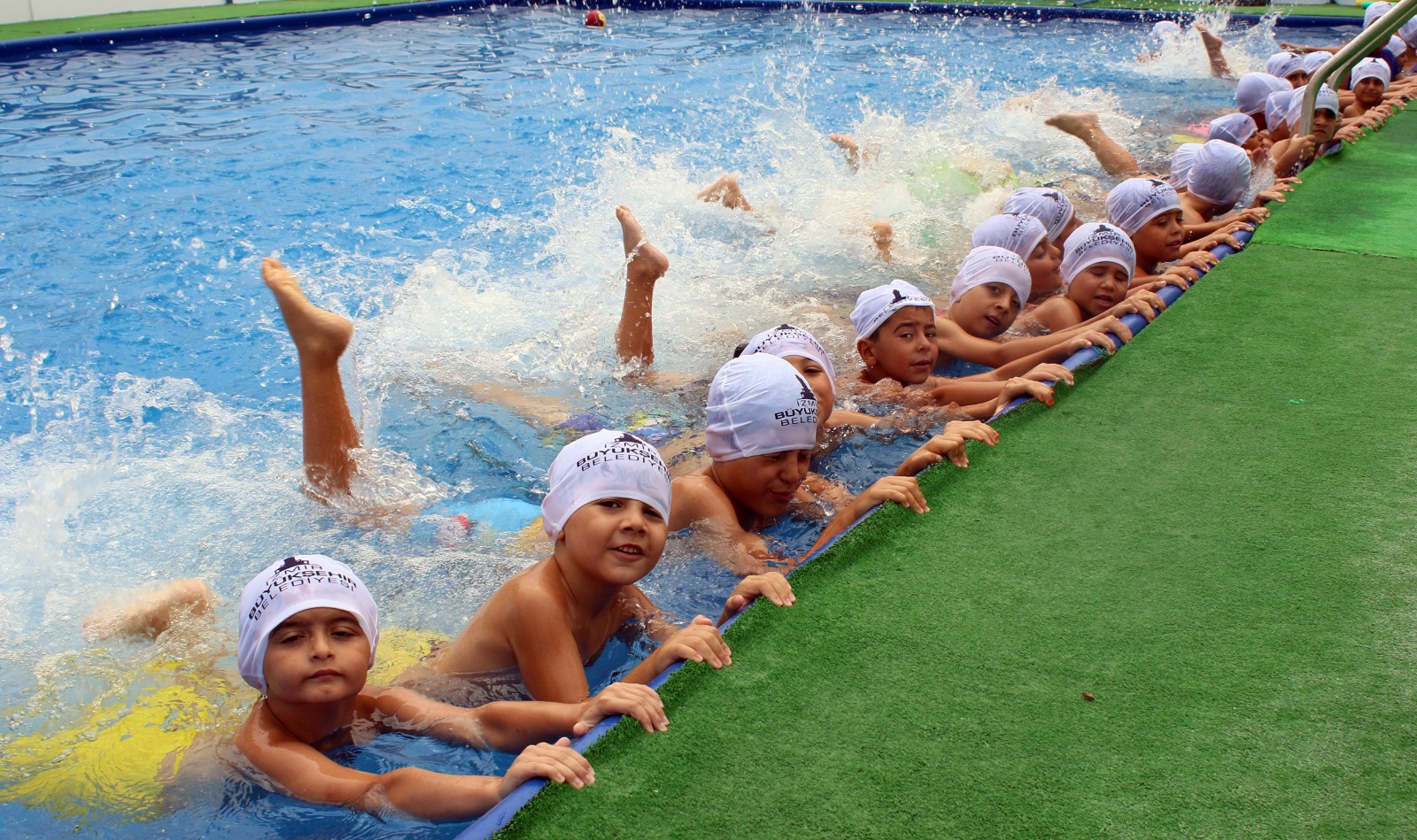 Portatif havuzda sertifika sevinci