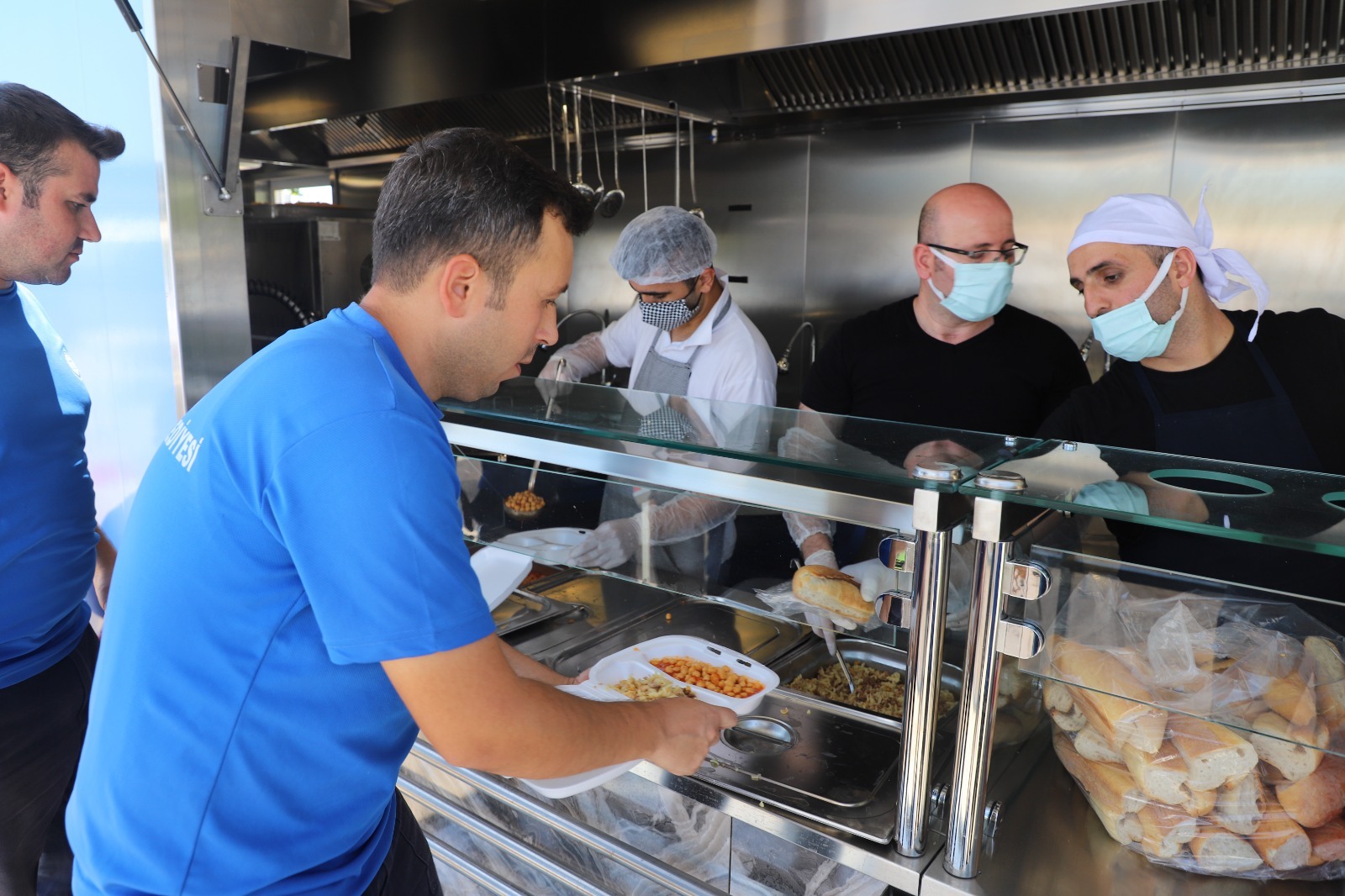 İzmir Büyükşehir Belediyesi’nin mobil mutfağı Muğla’dan döndü