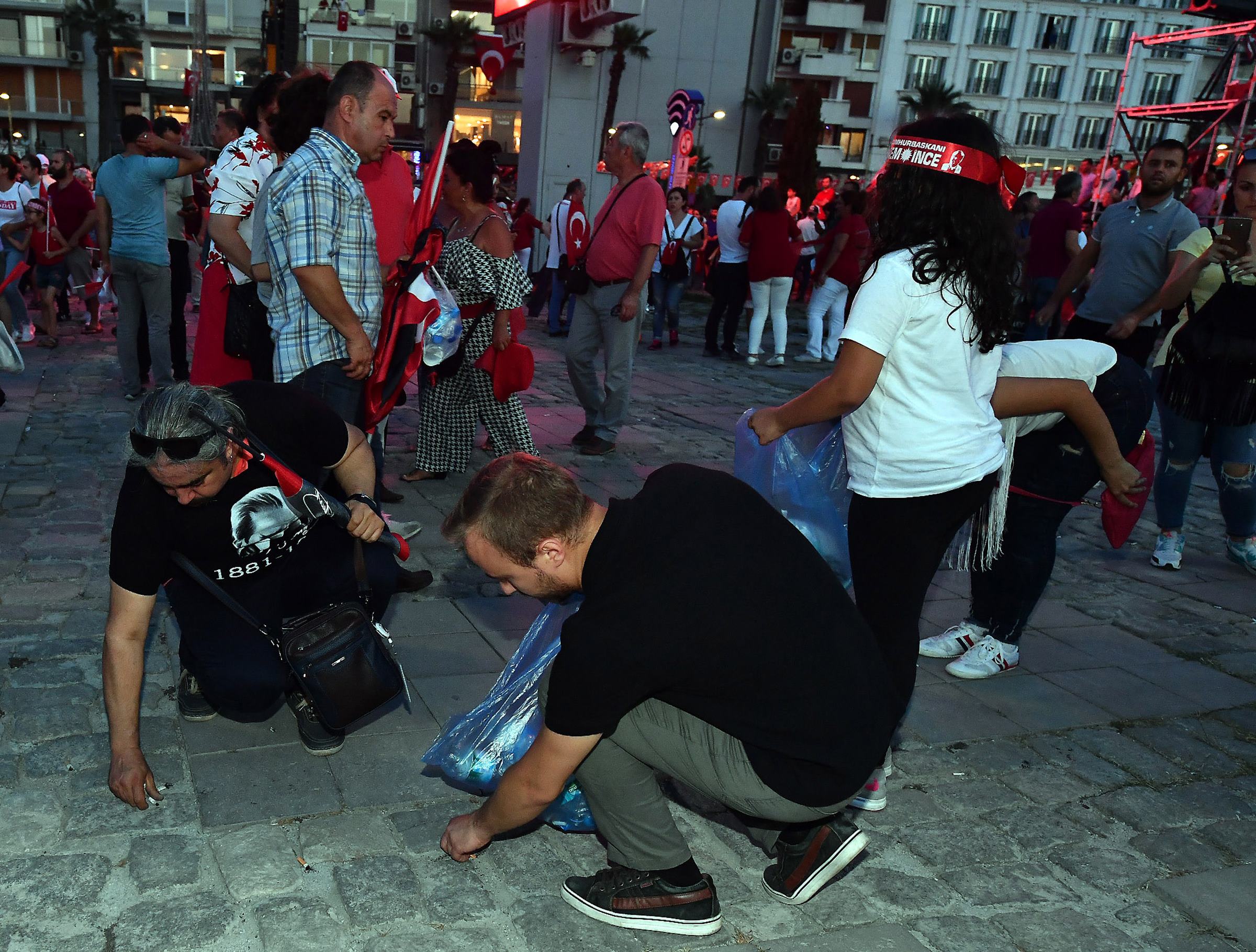 İşte İzmir farkı! Kendi çöplerini topladılar