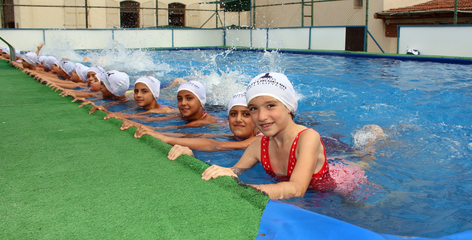 Portatif havuzda sertifika sevinci