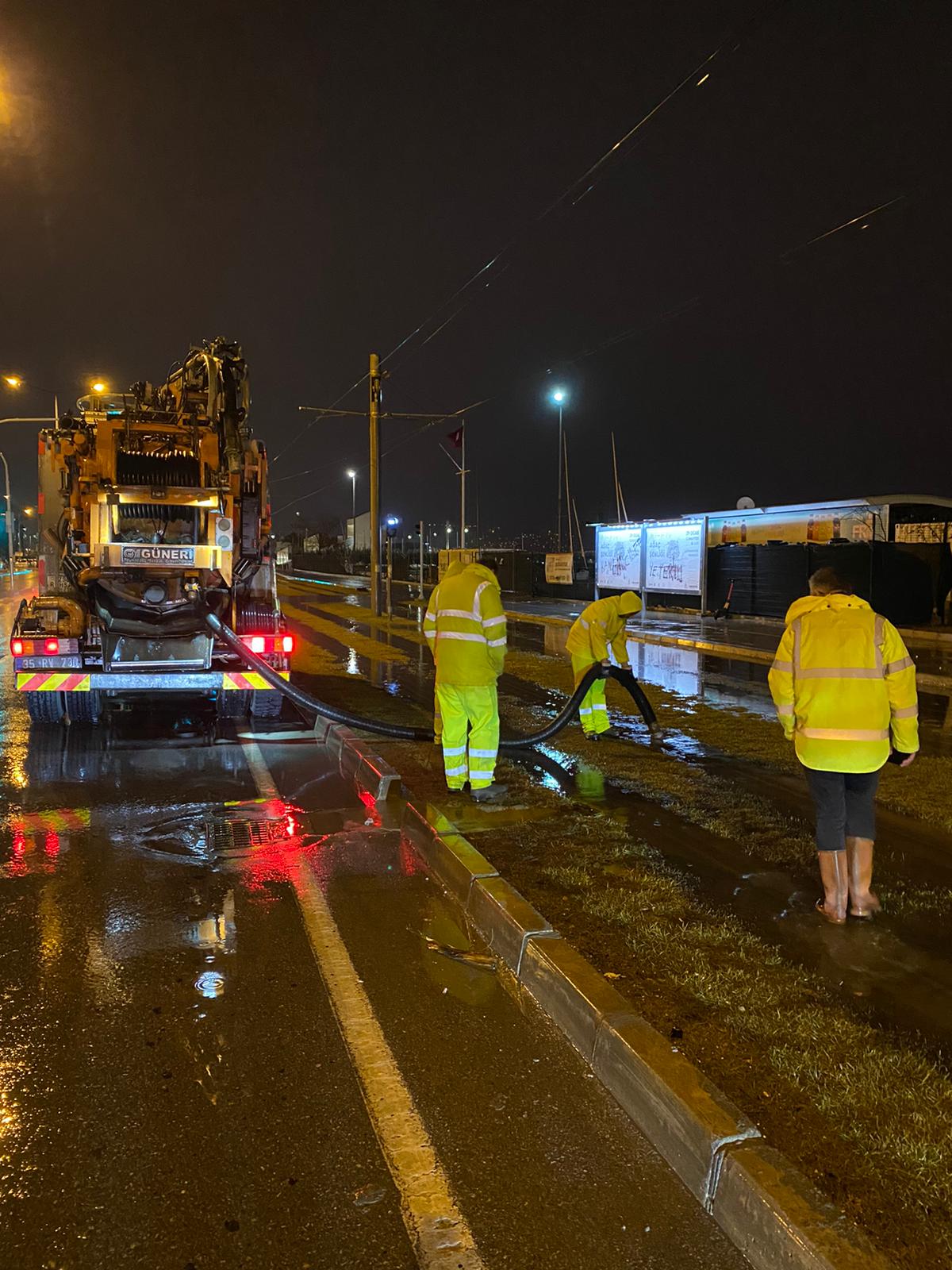 İzmir’de şiddetli yağış ve dolu etkili oldu
