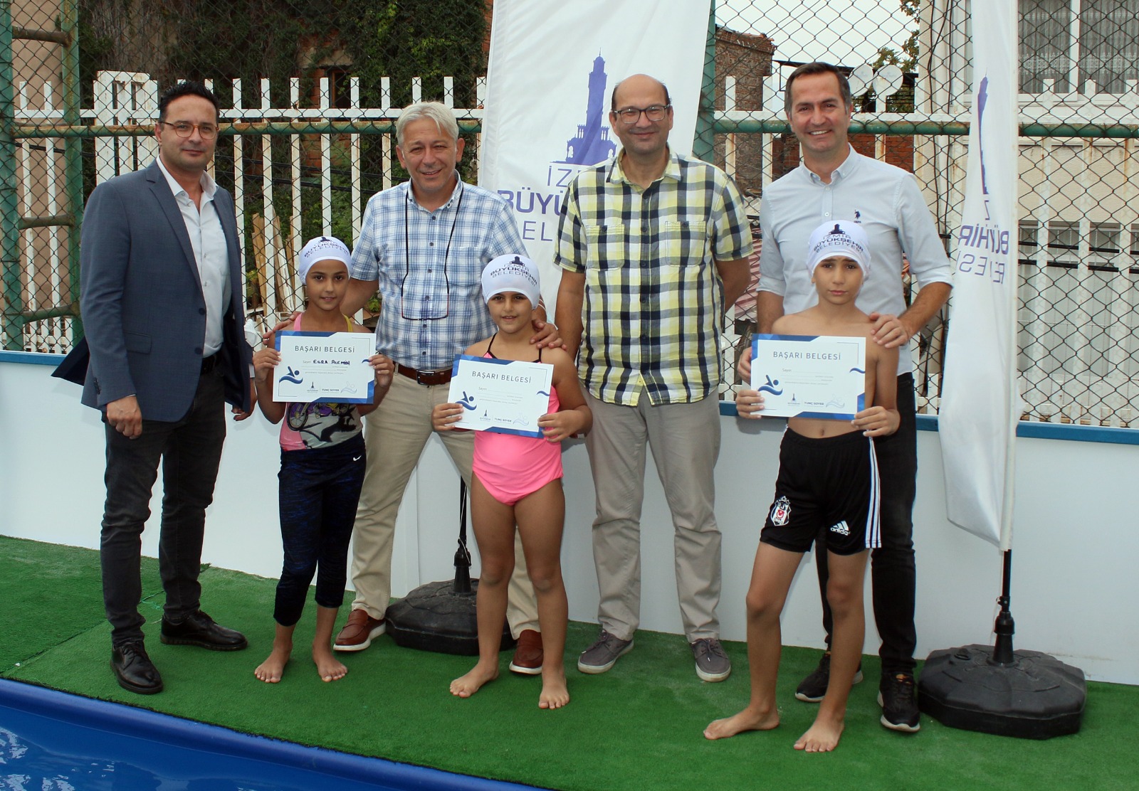 Portatif havuzda sertifika sevinci