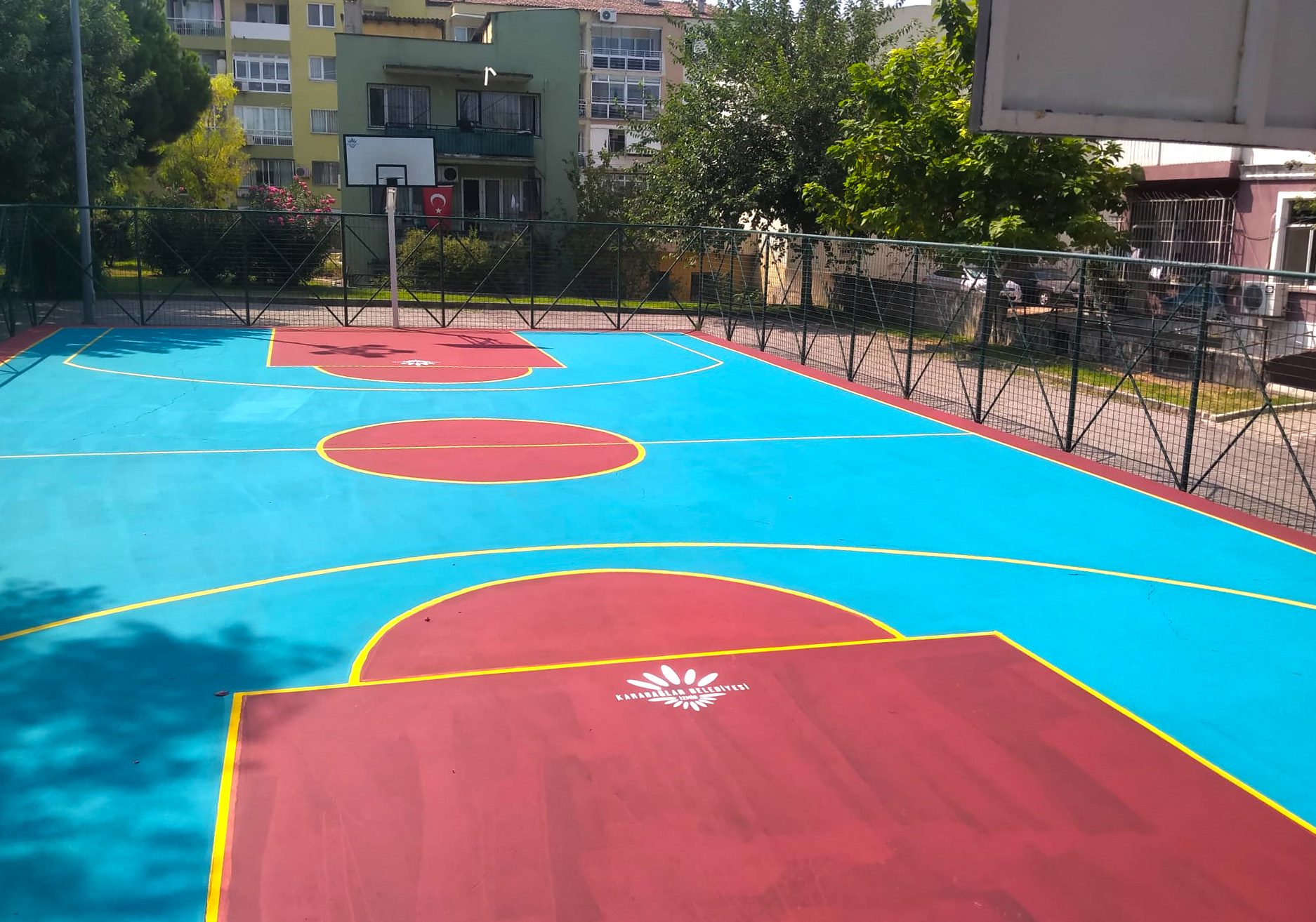 Karabağlar’ın parkları renkleniyor