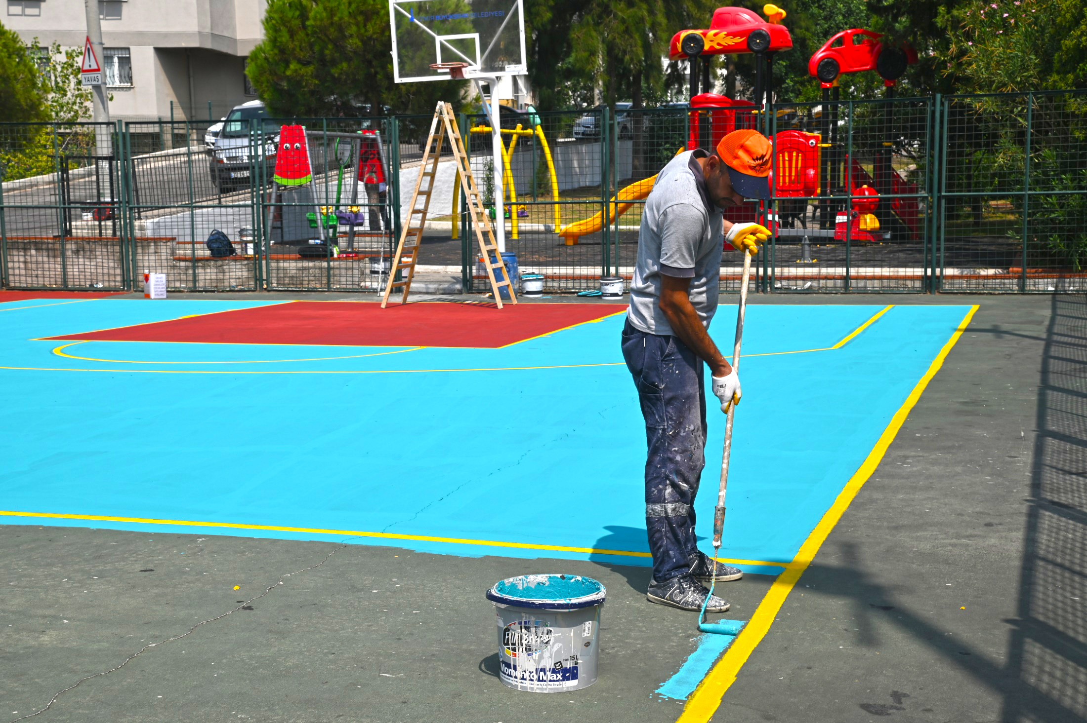 Karabağlar’ın parkları renkleniyor