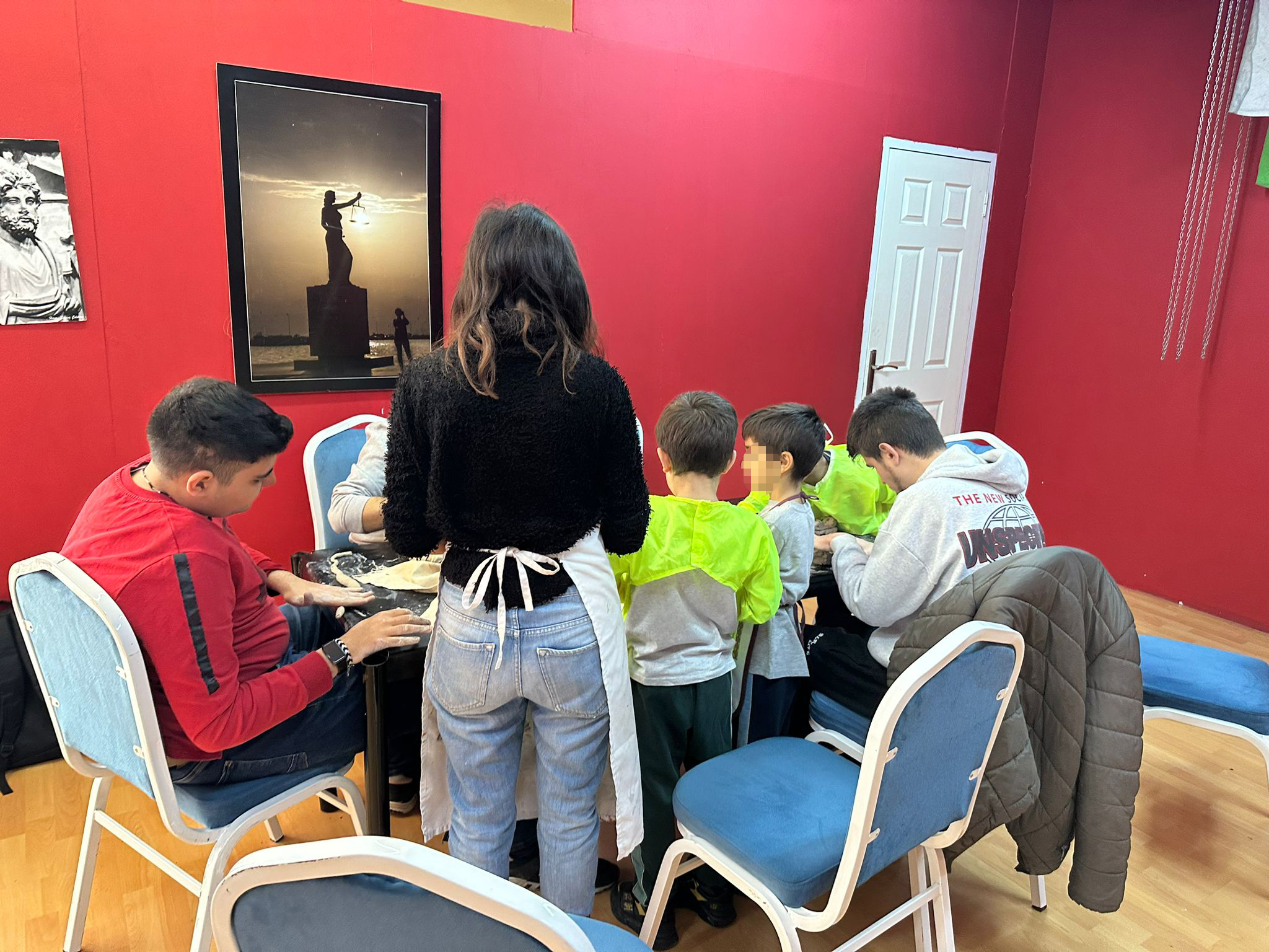 NARLIDERE’DE OTİZMLİ BİREYLERE SANATLA TERAPİ