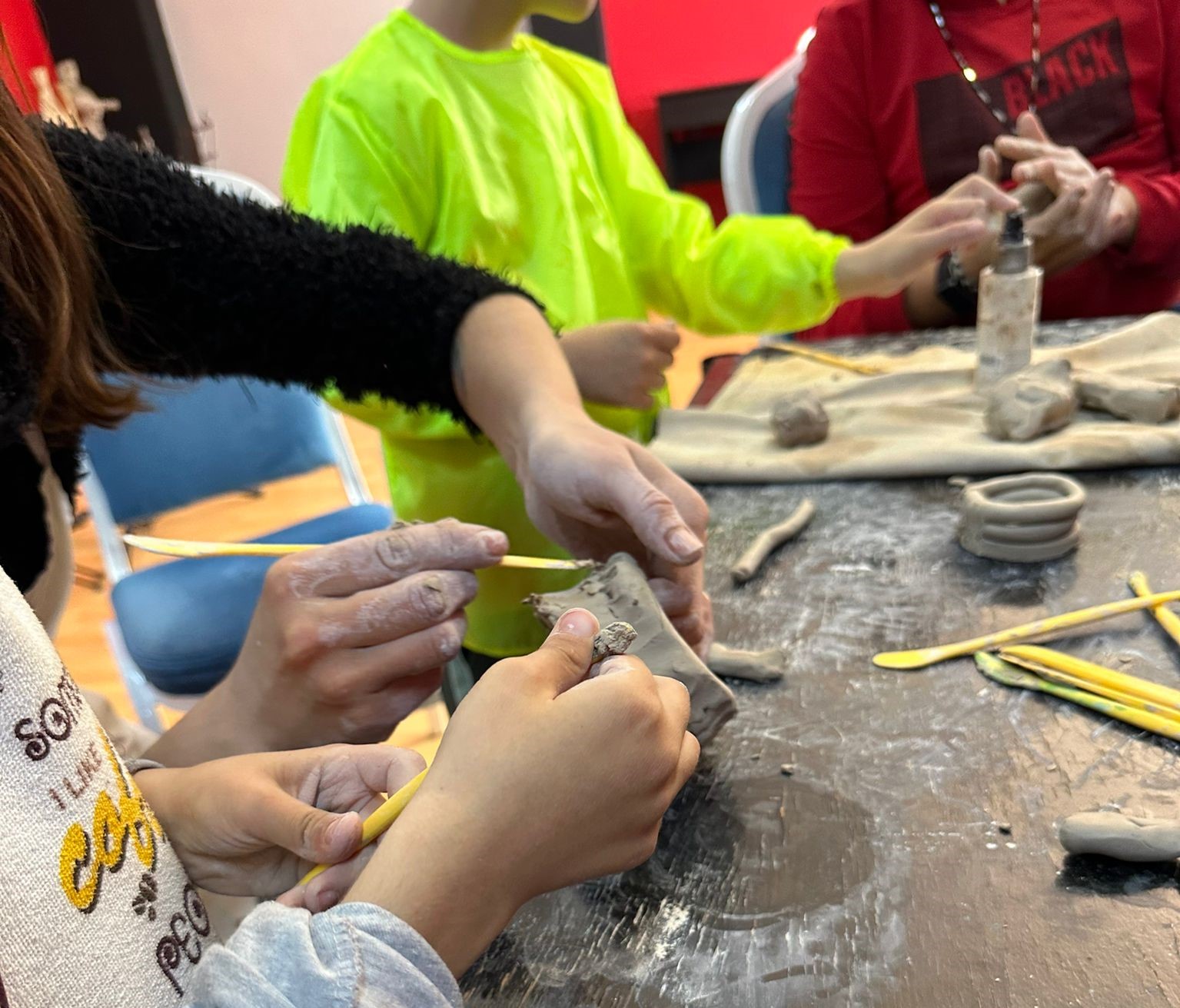 NARLIDERE’DE OTİZMLİ BİREYLERE SANATLA TERAPİ