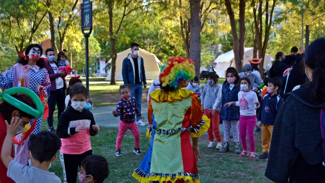 SOKAK SANATÇILARI DEPREMZEDE ÇOCUKLARIN YANINDA