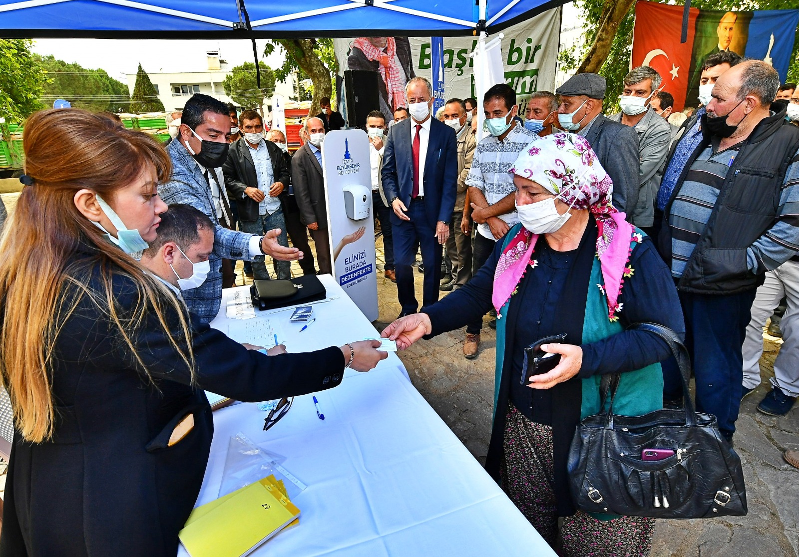 Kiraz'daki üreticilere 333 ton kuzu büyütme yemi hibe edildi