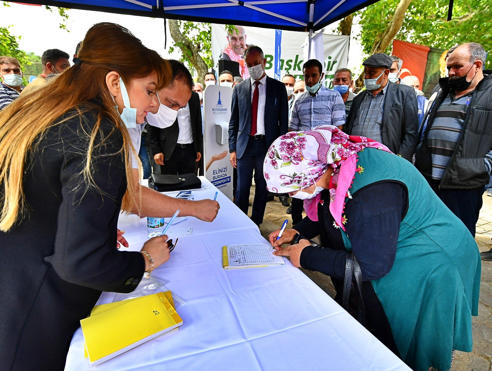 Kiraz'daki üreticilere 333 ton kuzu büyütme yemi hibe edildi