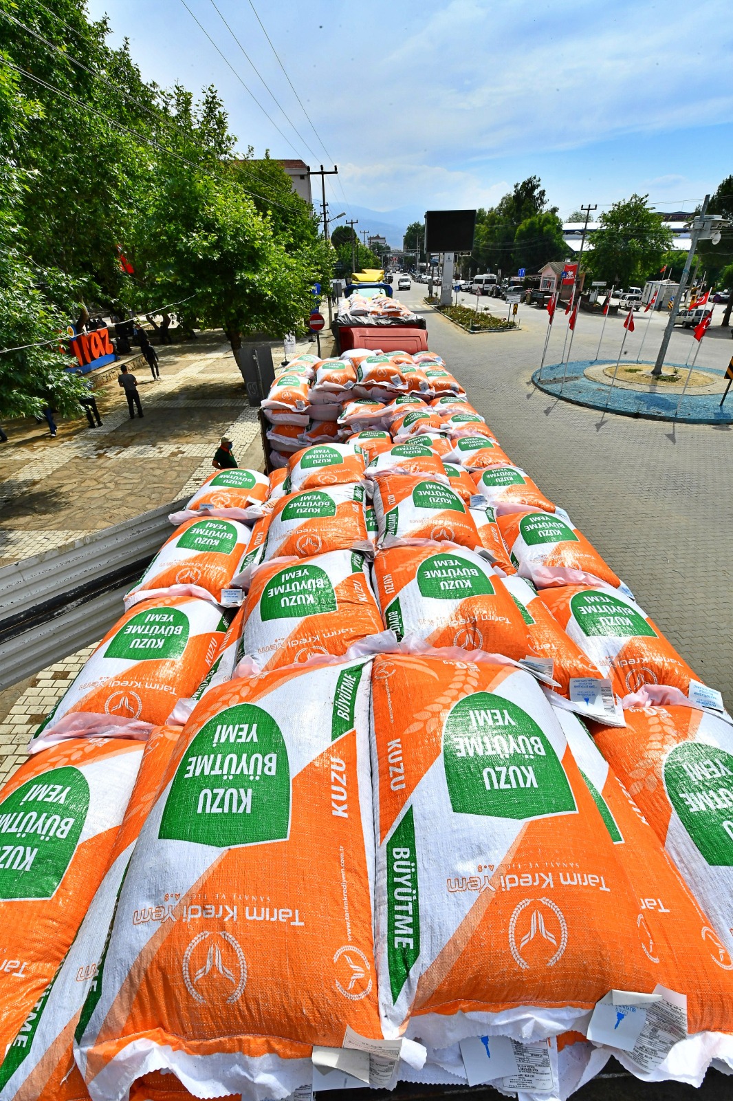 Kiraz'daki üreticilere 333 ton kuzu büyütme yemi hibe edildi