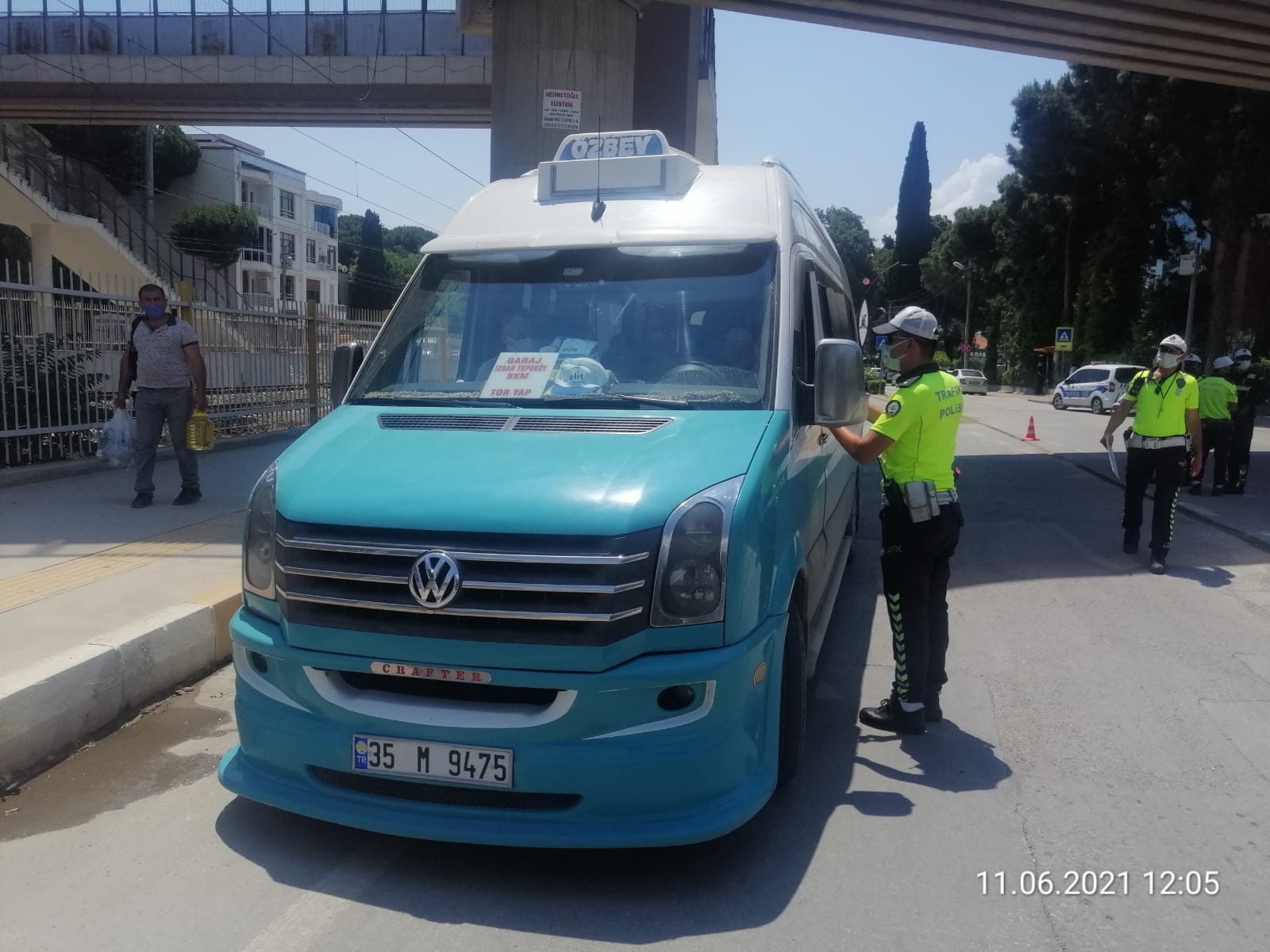 Torbalı'da yayalara yol veren sürücüler ödüllendirildi