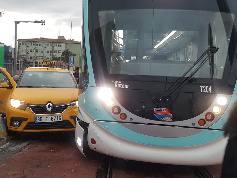 İzmir'de tramvay ile taksi çarpıştı