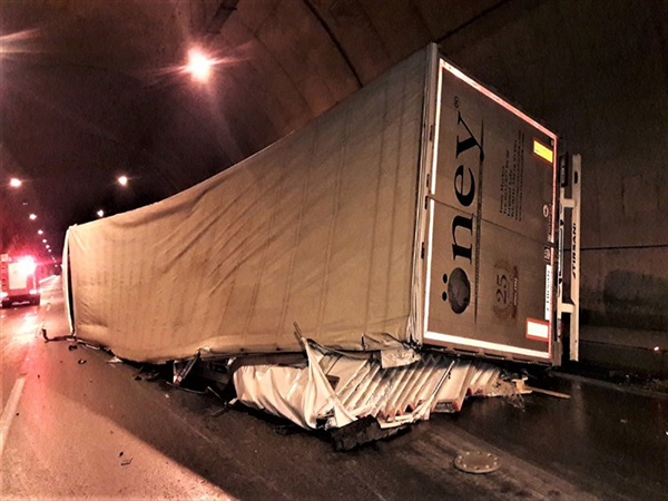 Tünelde TIR devrildi... İzmir yönüne ulaşım aksadı