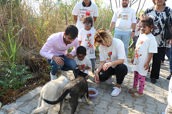 AK Parti İzmir, sokak hayvanlarını unutmadı