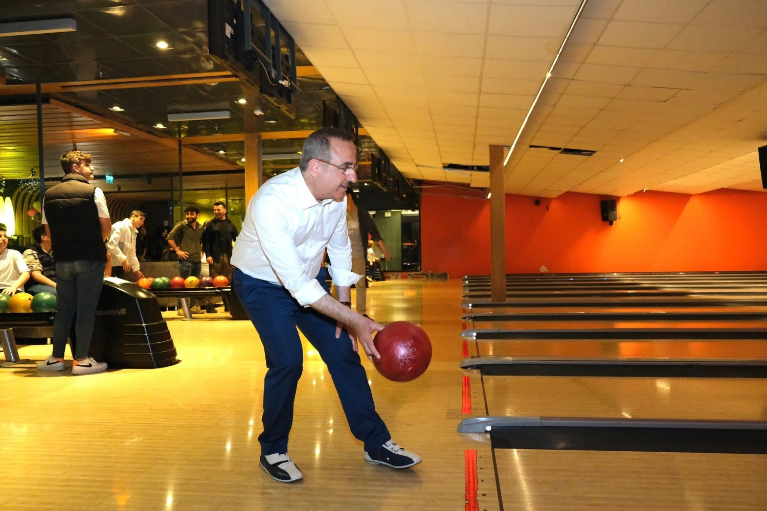 AK Partili Sürekli gençlerle bowlingde ter attı