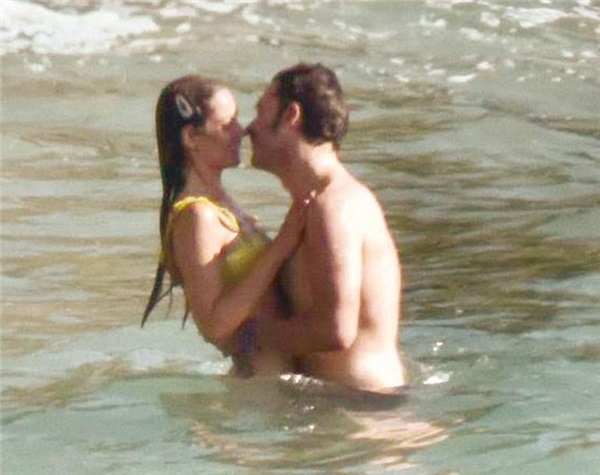 Uraz Kaygılaroğlu yeni aşkı Gülcan Arslan'la dudak dudağa yakalandı