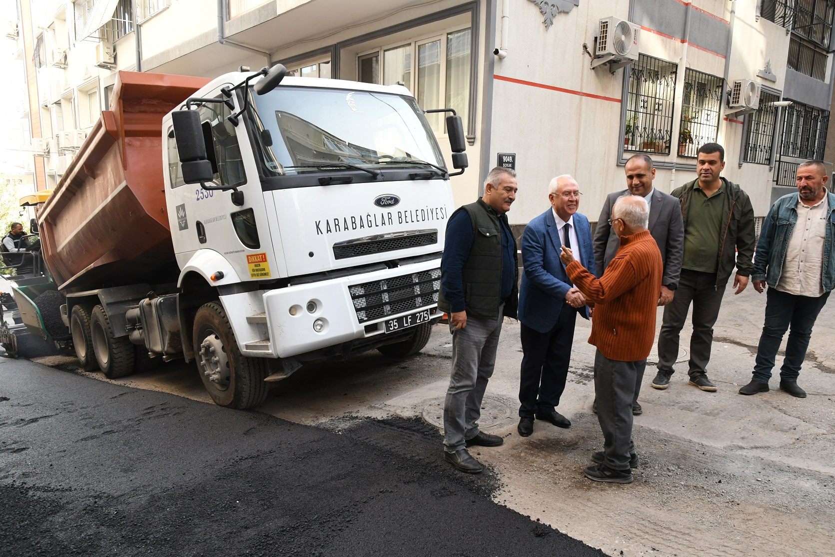 Karabağlar'da asfaltlamalar yoğun şekilde sürüyor