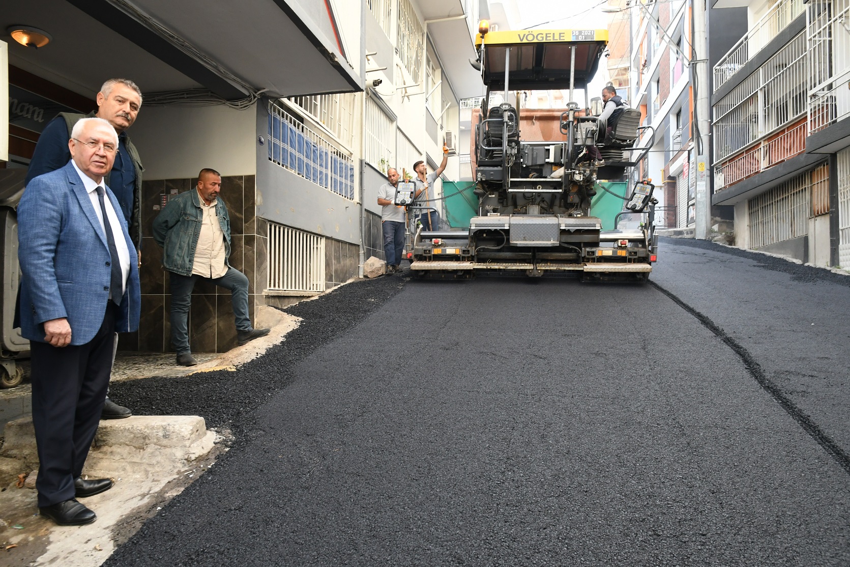 Karabağlar'da asfaltlamalar yoğun şekilde sürüyor