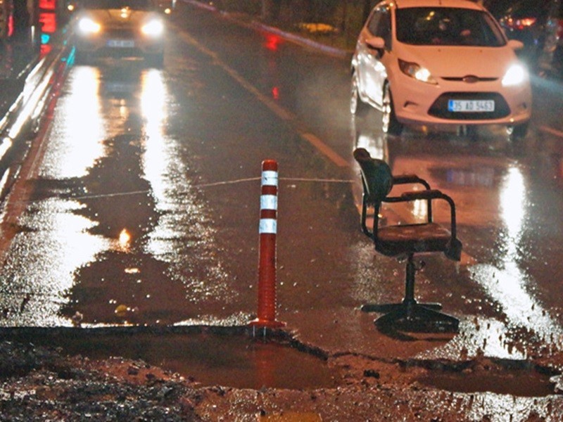 Vatandaştan İzmir trafiğine 'sandalyeli' koruma