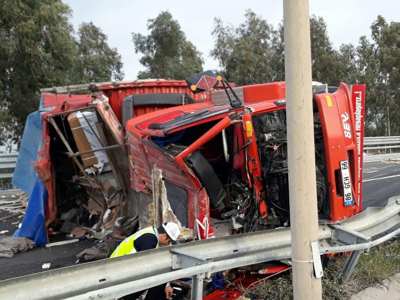 İzmir Balçova'da trafik kazası! Yağış nedeniyle virajı alamayan kamyon kaza yaptı