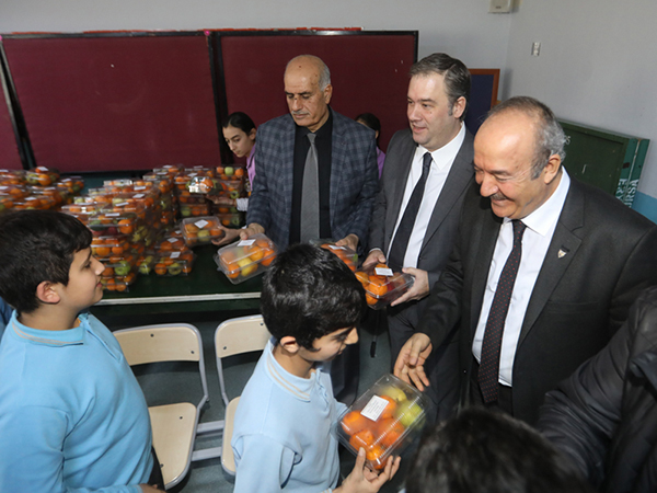 Bucalı çocuklara meyve dağıtıldı