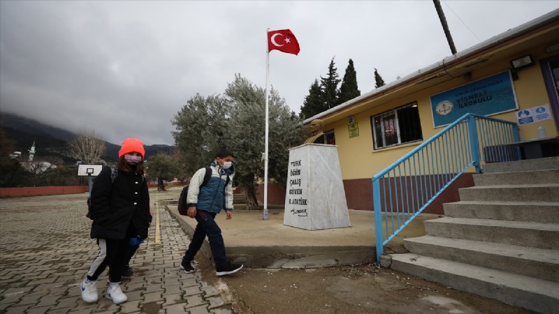 Yüz yüze eğitime başlayan öğrenciler okullarına kavuştu