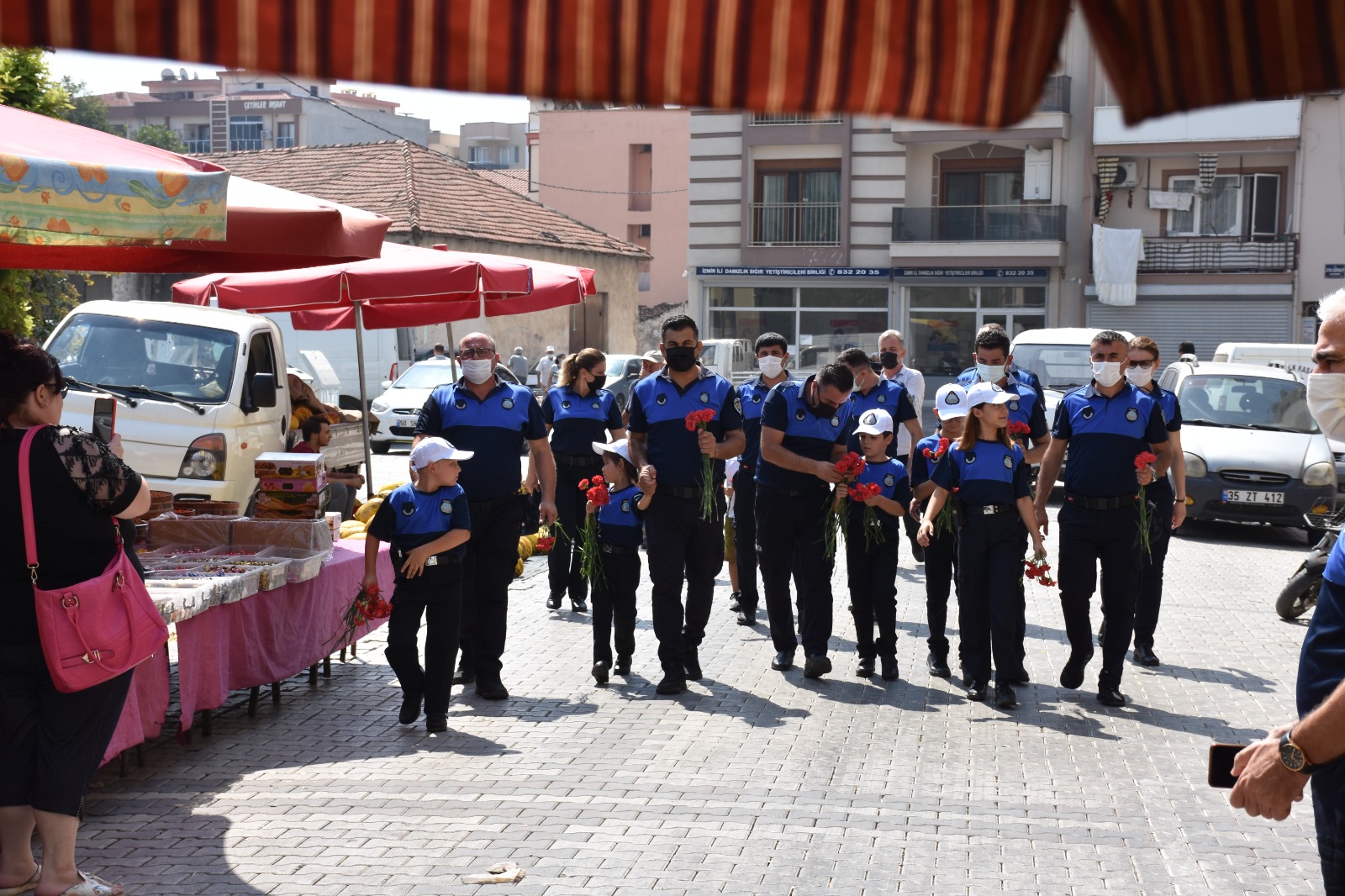 Menemen'de küçük zabıtalar iş başında