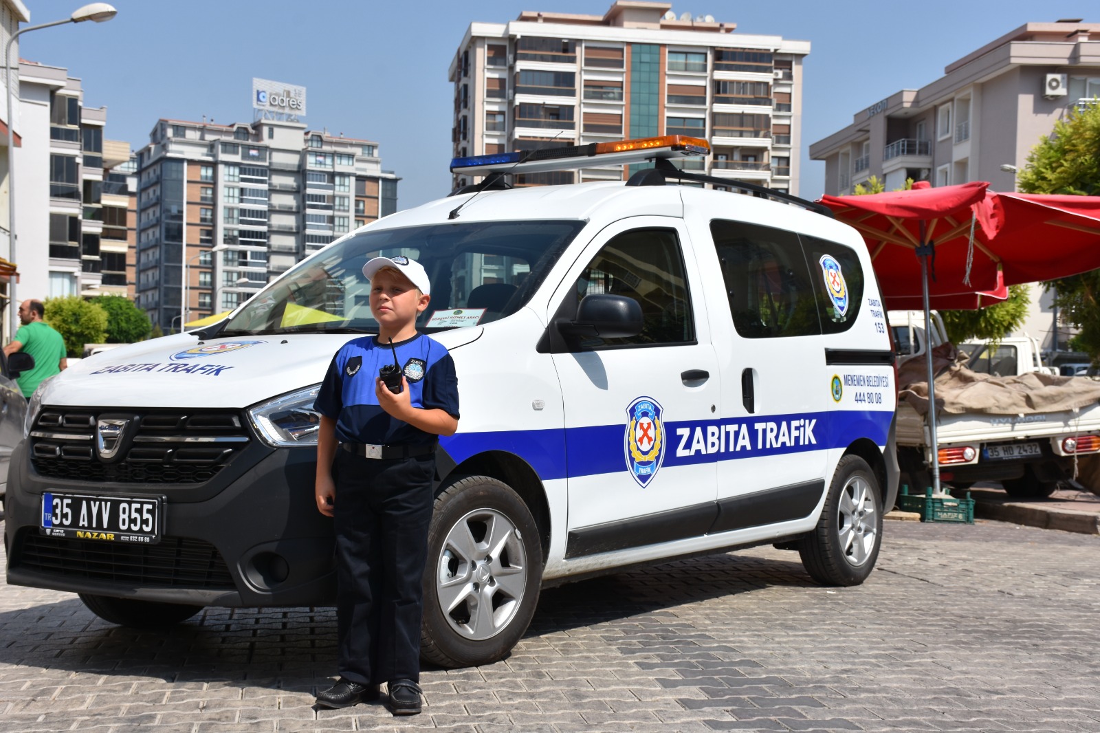 Menemen'de küçük zabıtalar iş başında