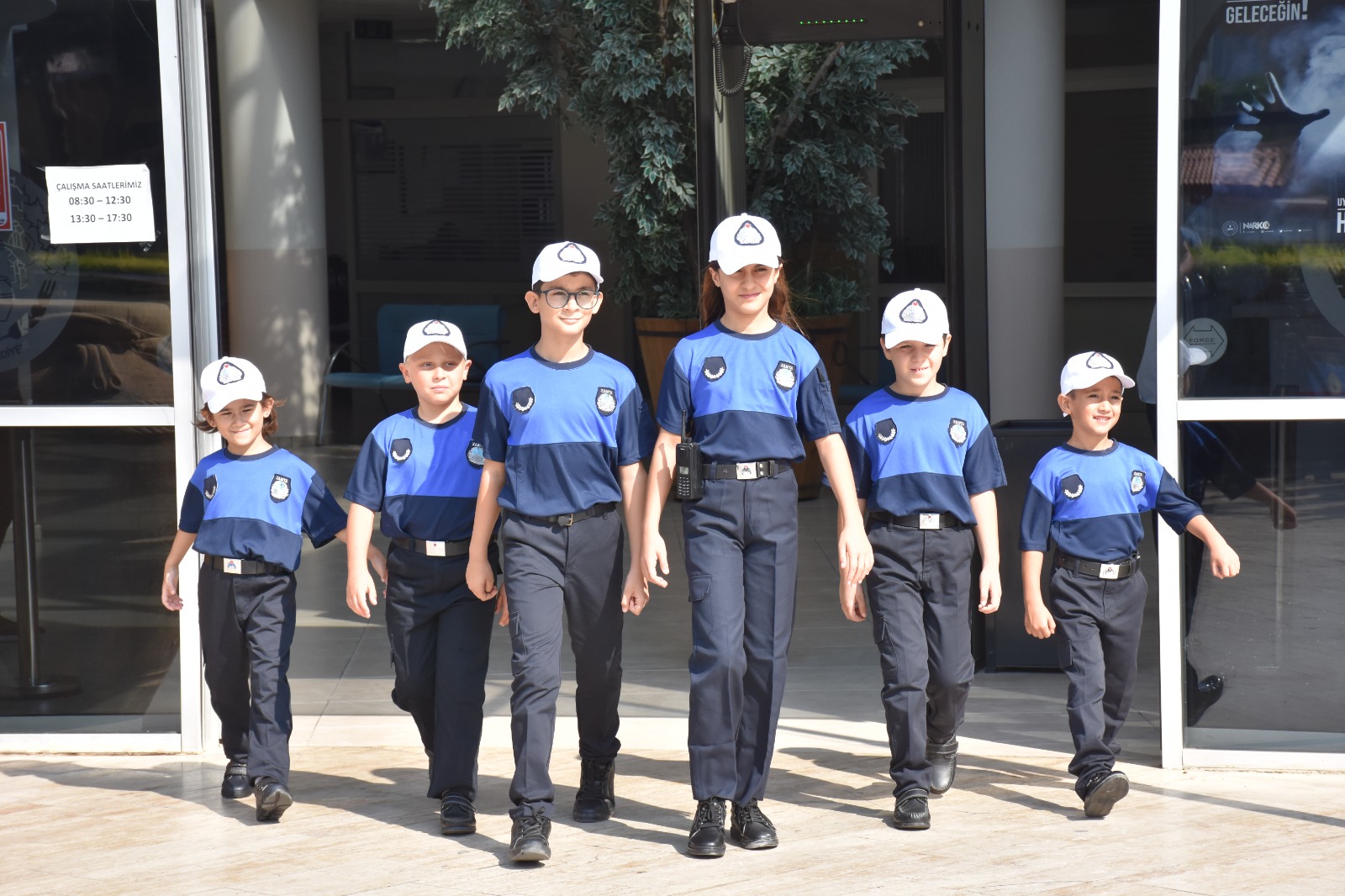 Menemen'de küçük zabıtalar iş başında