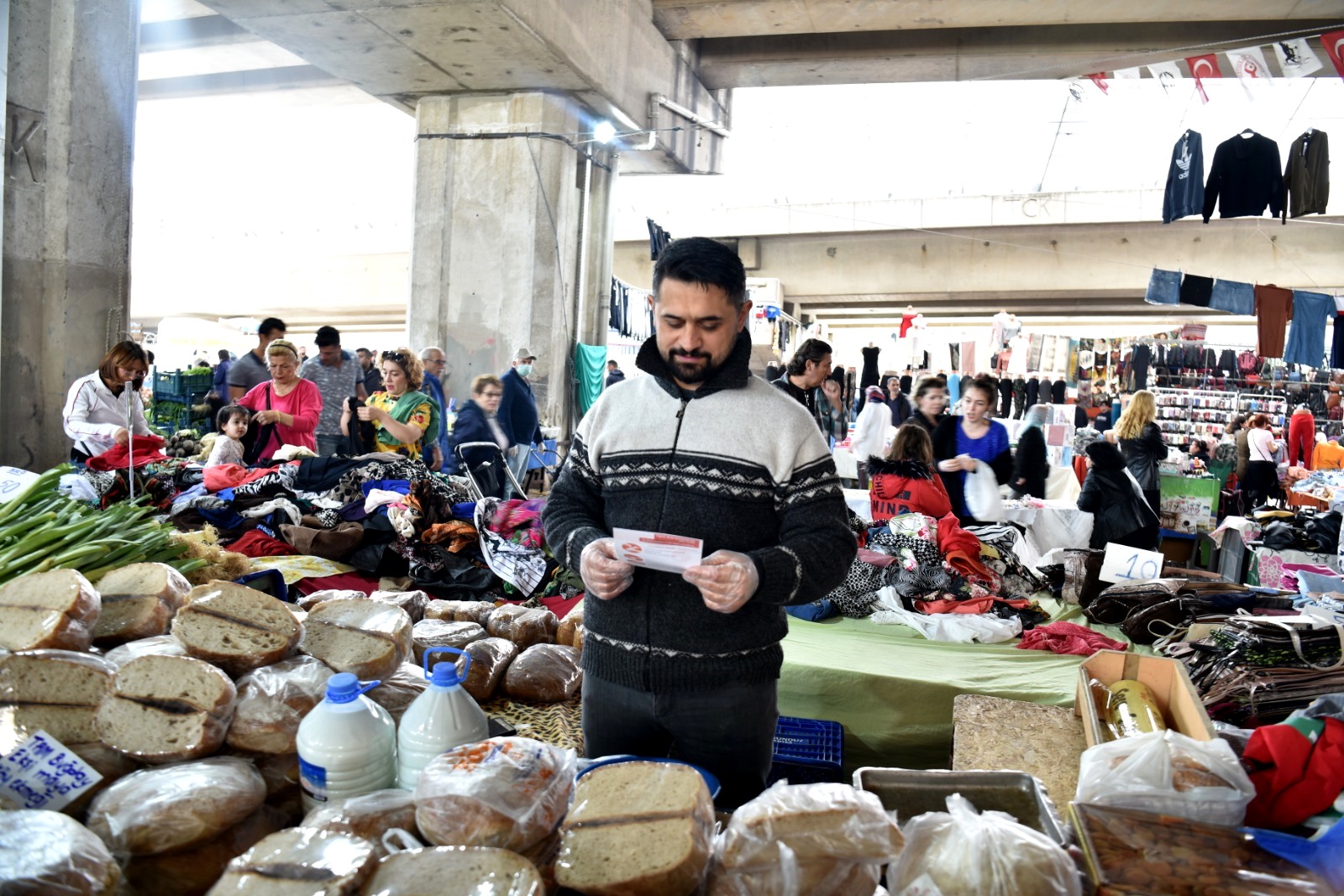 Bornova’da Corona fırsatçılarına geçit yok