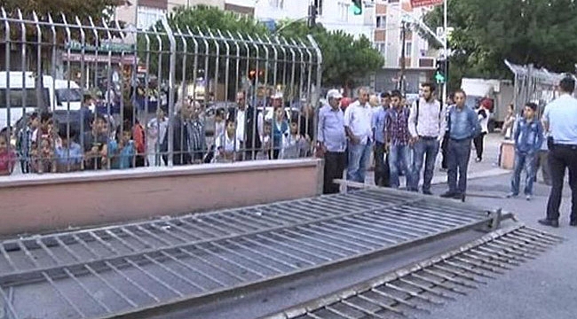 10 yaşındaki çocuğun üzerine okul kapısı düştü