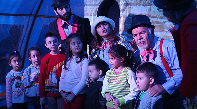 Çadır tiyatrosu Buca’da çocukları eğlendiriyor