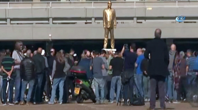 İsrailliler altın Netanyahu heykelini yıktı