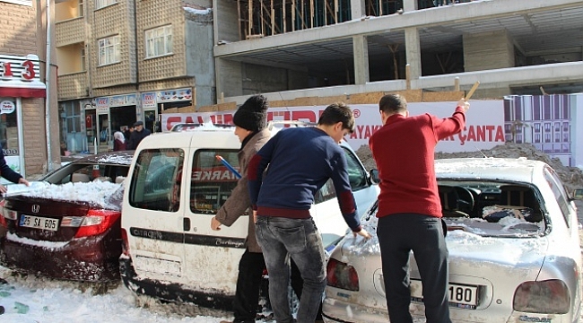 Kar kütleleri araçları hurdaya çevirdi