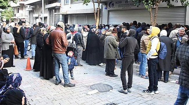 Sığınmacılar yardım için dondurucu soğukta bekledi