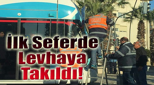 Tramvay ilk seferinde yolda unutulan levhaya takıldı!