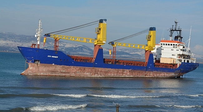 Aliağa’da hacizli gemi çapasından kurtulup sürüklendi