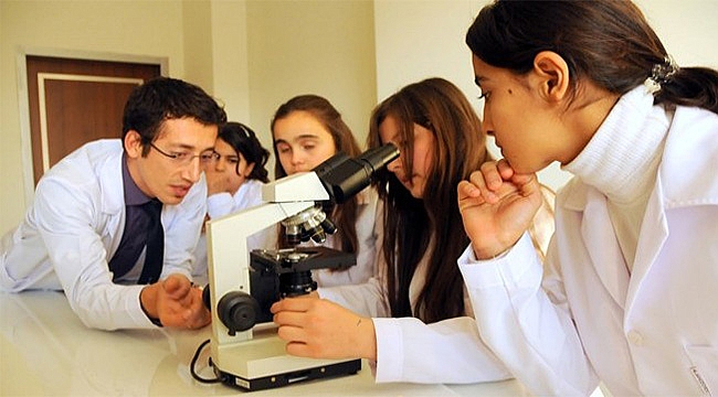 Bornova'da çocuklar bilimi deneyerek öğreniyor