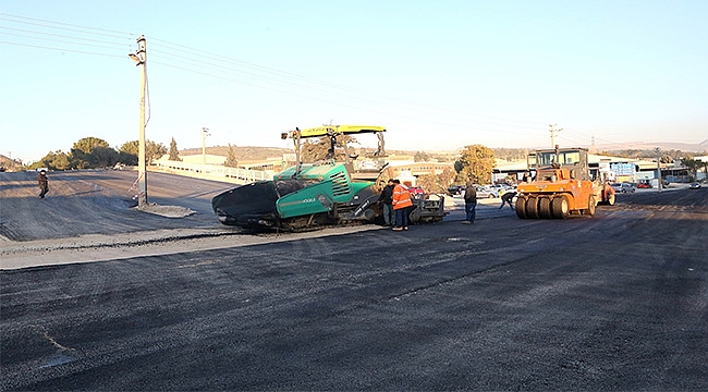 Bornova’da yollar yenileniyor, ulaşım rahatlıyor