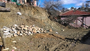 Heyelanın taşıdığı kayalar okuldaki oyun alanına düştü