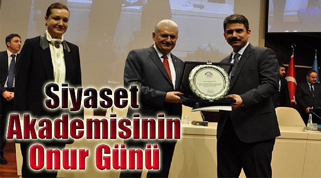 İzmir&#039;in siyaset akademisi birincileri ödüllerini Başbakan&#039;dan aldı