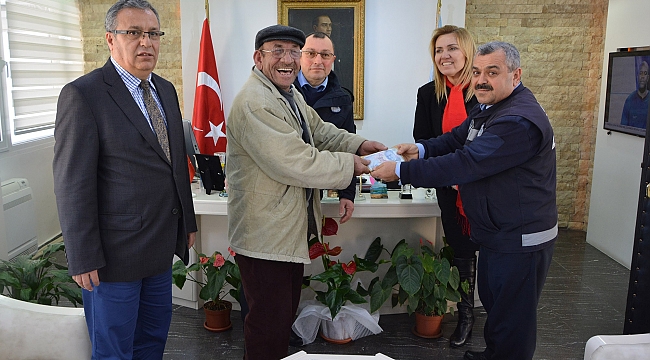 Para dolu cüzdanı...