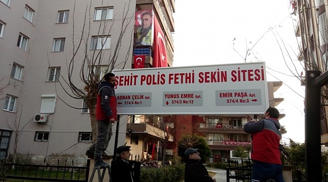 Şehidin ailesi taziyeleri kabul ediyor