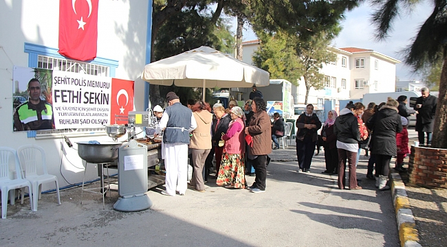 Şehitler için Urla’da lokma döküldü