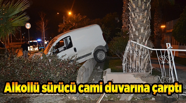 Alkollü sürücü cami duvarına çarptı