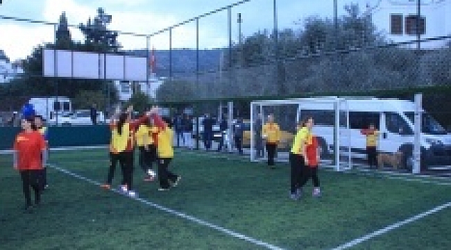 Anneler top oynadı, çocuklar heyecanla izledi