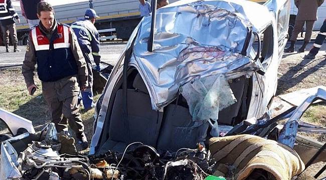 Tırla otomobil çarpıştı: 2 ölü, 3 yaralı
