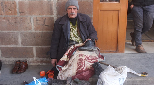 Engelli baba ayakkabı boyayarak çocuklarını okutuyor