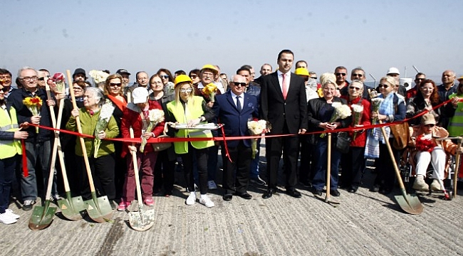 İnciraltı'da kazma-kürek-baretle 'açılışa hazırız' mesajı